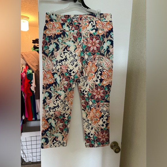Chicos size 1 worn floral capris - Picture 6 of 7